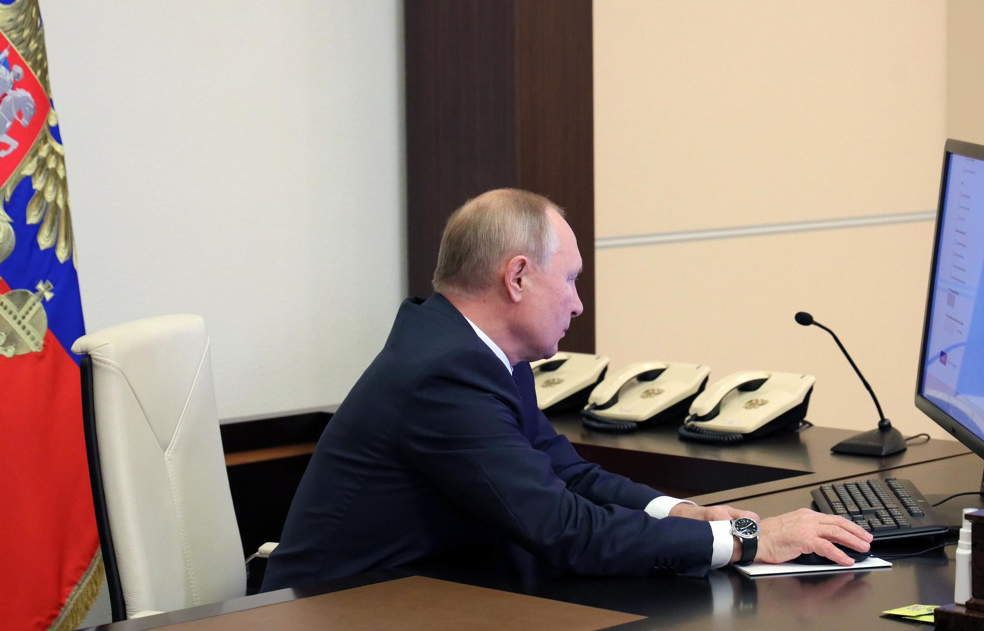 Президент РФ Владимир Путин принимает участие во Всероссийской переписи населения в электронном формате Президент РФ Владимир Путин принимает участие во Всероссийской переписи населения в электронном формате - РИА Новости, 1920, 07.11.2024