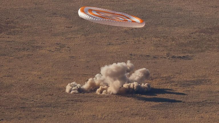 Спускаемый аппарат транспортного пилотируемого корабля Союз МС-18 во время посадки в степи юго-восточнее города Жезказган Спускаемый аппарат транспортного пилотируемого корабля Союз МС-18 во время посадки в степи юго-восточнее города Жезказган
