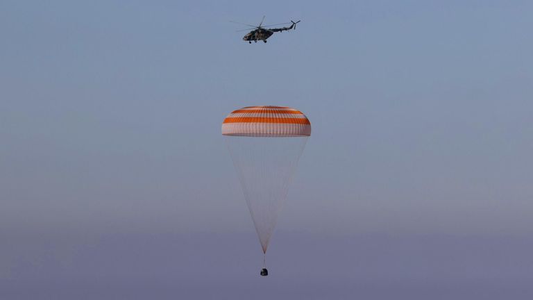 Спускаемый аппарат транспортного пилотируемого корабля Союз МС-18 во время посадки в степи юго-восточнее города Жезказган Спускаемый аппарат транспортного пилотируемого корабля Союз МС-18 во время посадки в степи юго-восточнее города Жезказган