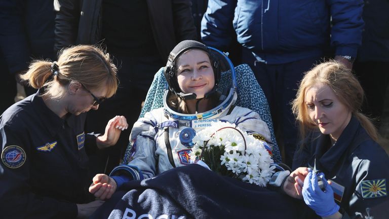Член съемочной группы фильма Вызов актриса Юлия Пересильд после посадки спускаемого аппарата транспортного пилотируемого корабля Союз МС-18 Член съемочной группы фильма Вызов актриса Юлия Пересильд после посадки спускаемого аппарата транспортного пилотируемого корабля Союз МС-18