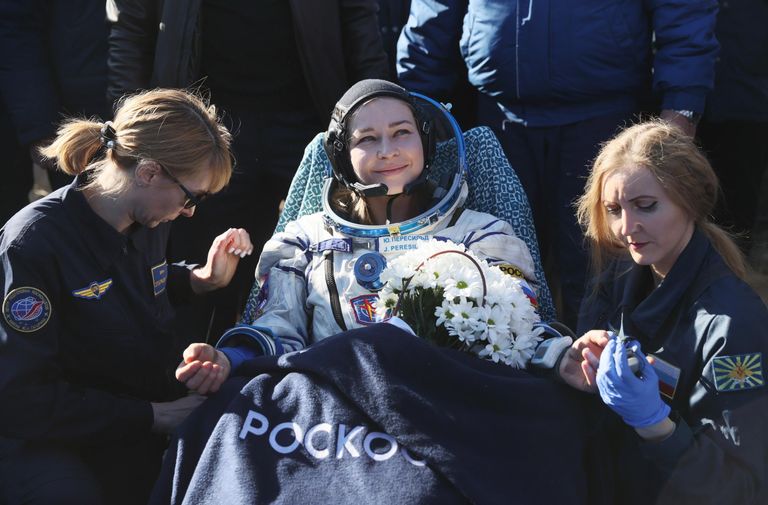 Член съемочной группы фильма Вызов актриса Юлия Пересильд после посадки спускаемого аппарата транспортного пилотируемого корабля Союз МС-18 Член съемочной группы фильма Вызов актриса Юлия Пересильд после посадки спускаемого аппарата транспортного пилотируемого корабля Союз МС-18