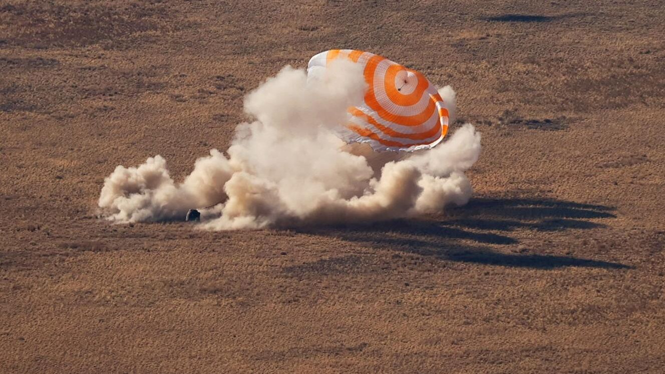 Спускаемый аппарат транспортного пилотируемого корабля Союз МС-18 во время посадки в степи юго-восточнее города Жезказган Спускаемый аппарат транспортного пилотируемого корабля Союз МС-18 во время посадки в степи юго-восточнее города Жезказган - РИА Новости, 1920, 17.10.2021