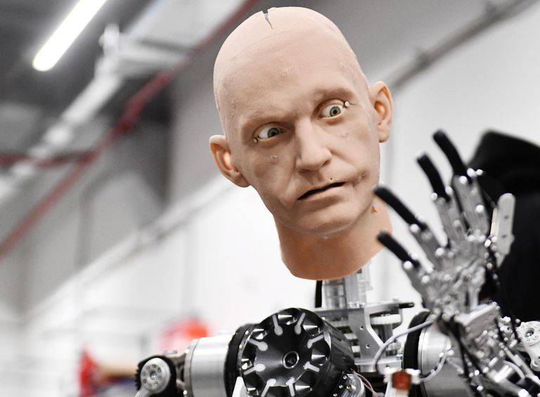 Сборка и отладка человекоподобного робота Robo-C в цехе компании по производству роботов Промобот в Перми Сборка и отладка человекоподобного робота Robo-C в цехе компании по производству роботов Промобот в Перми