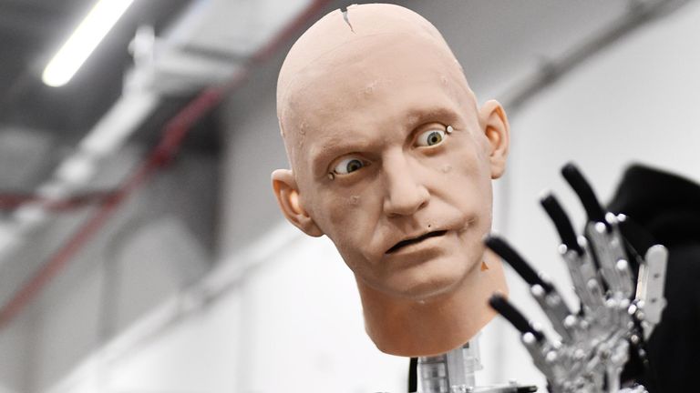 Сборка и отладка человекоподобного робота Robo-C в цехе компании по производству роботов Промобот в Перми Сборка и отладка человекоподобного робота Robo-C в цехе компании по производству роботов Промобот в Перми