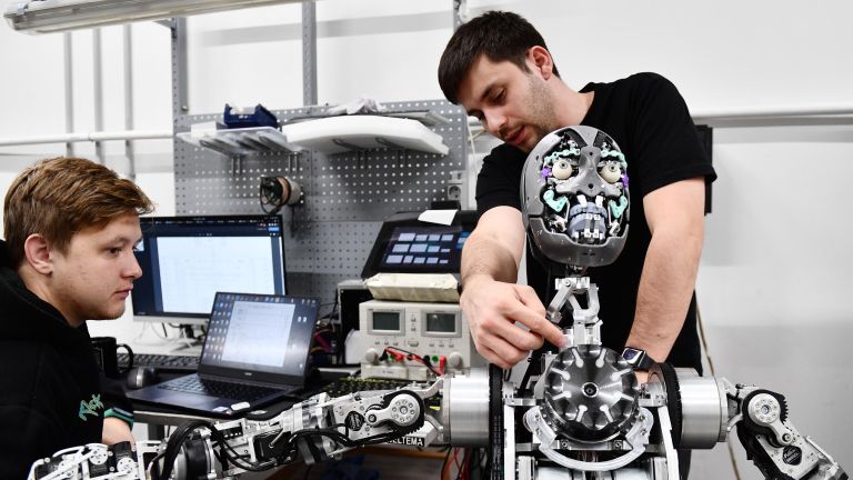 Сборка и отладка человекоподобного робота Robo-C в цехе компании по производству роботов Промобот в Перми Сборка и отладка человекоподобного робота Robo-C в цехе компании по производству роботов Промобот в Перми