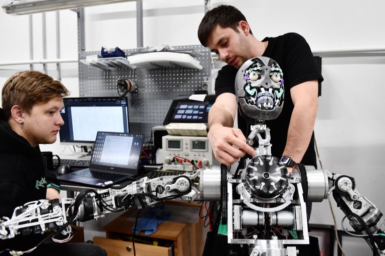 Сборка и отладка человекоподобного робота Robo-C в цехе компании по производству роботов Промобот в Перми Сборка и отладка человекоподобного робота Robo-C в цехе компании по производству роботов Промобот в Перми