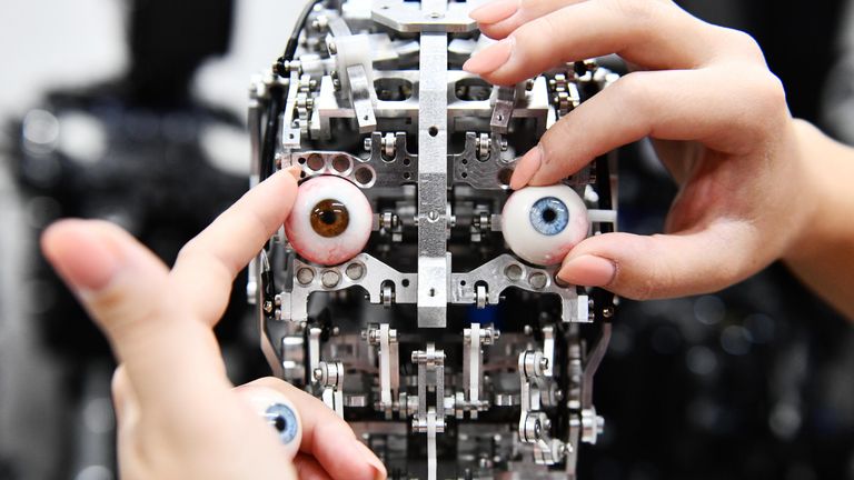 Сборка и отладка человекоподобного робота Robo-C в цехе компании по производству роботов Промобот в Перми Сборка и отладка человекоподобного робота Robo-C в цехе компании по производству роботов Промобот в Перми