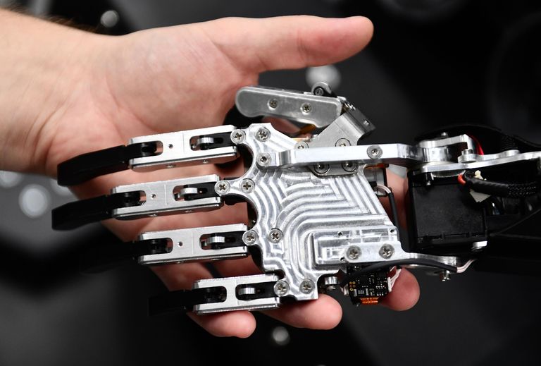 Сборка и отладка человекоподобного робота Robo-C в цехе компании по производству роботов Промобот в Перми Сборка и отладка человекоподобного робота Robo-C в цехе компании по производству роботов Промобот в Перми