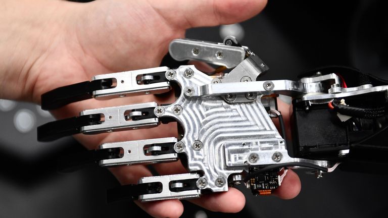 Сборка и отладка человекоподобного робота Robo-C в цехе компании по производству роботов Промобот в Перми Сборка и отладка человекоподобного робота Robo-C в цехе компании по производству роботов Промобот в Перми
