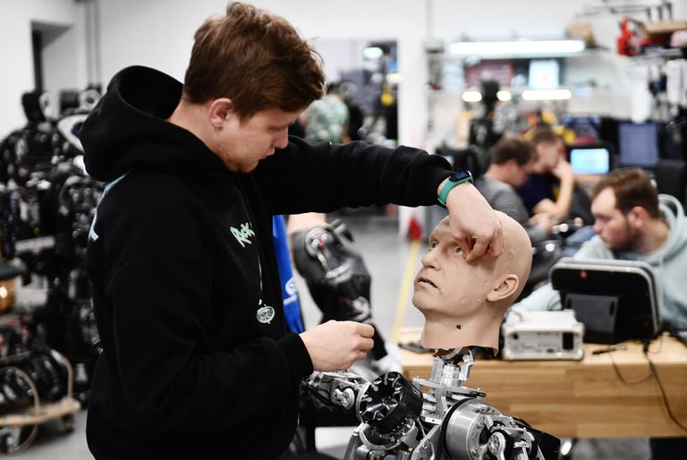 Сборка и отладка человекоподобного робота Robo-C в цехе компании по производству роботов Промобот в Перми Сборка и отладка человекоподобного робота Robo-C в цехе компании по производству роботов Промобот в Перми