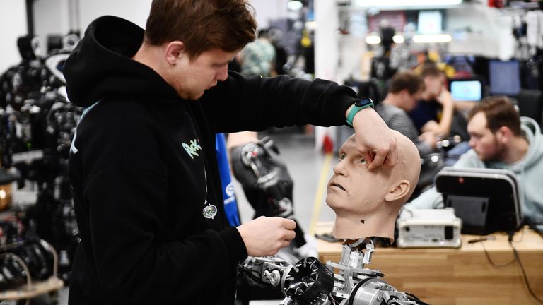 Сборка и отладка человекоподобного робота Robo-C в цехе компании по производству роботов Промобот в Перми Сборка и отладка человекоподобного робота Robo-C в цехе компании по производству роботов Промобот в Перми