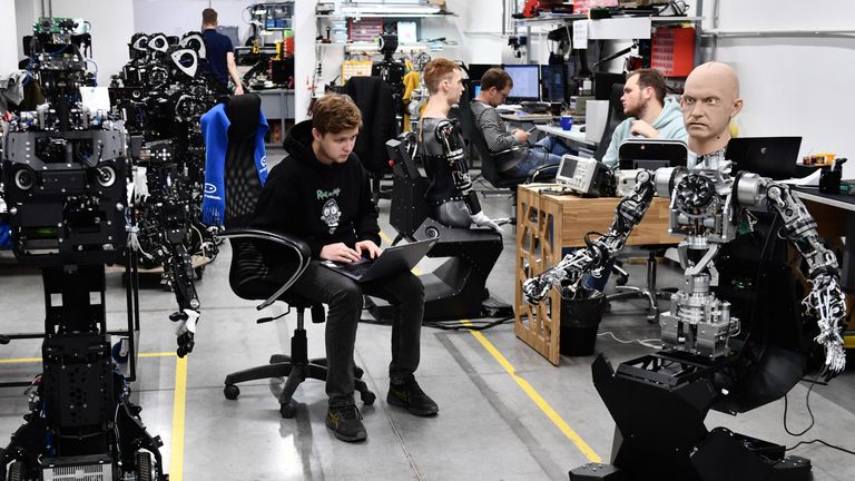 Сборка и отладка человекоподобного робота Robo-C в цехе компании по производству роботов Промобот в Перми Сборка и отладка человекоподобного робота Robo-C в цехе компании по производству роботов Промобот в Перми