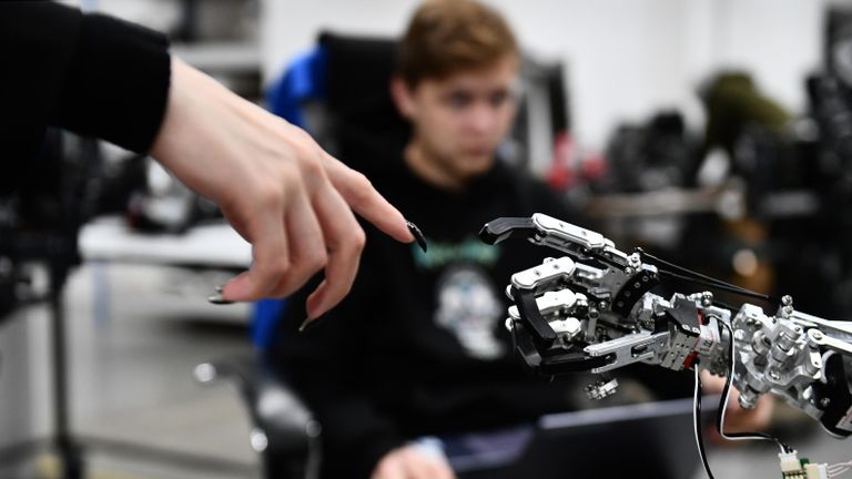 Сборка и отладка человекоподобного робота Robo-C в цехе компании по производству роботов Промобот в Перми Сборка и отладка человекоподобного робота Robo-C в цехе компании по производству роботов Промобот в Перми