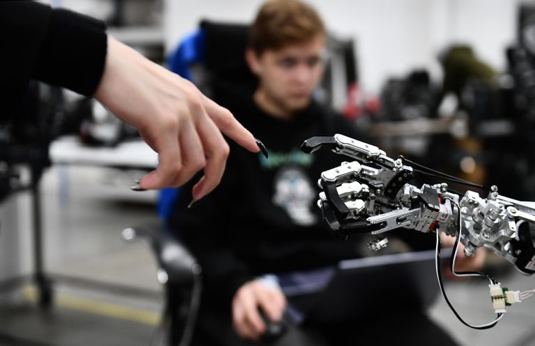 Сборка и отладка человекоподобного робота Robo-C в цехе компании по производству роботов Промобот в Перми Сборка и отладка человекоподобного робота Robo-C в цехе компании по производству роботов Промобот в Перми