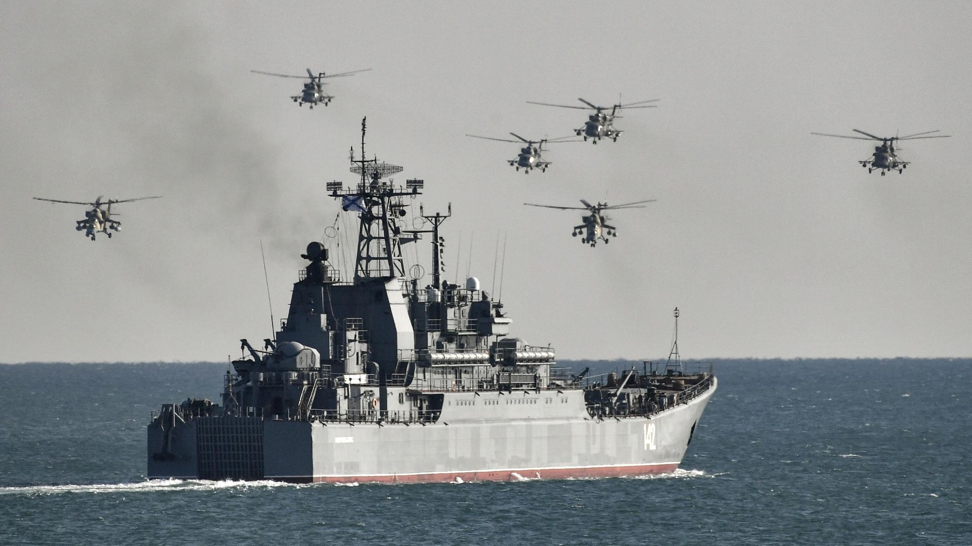 Большой десантный корабль и вертолеты Ми-8 в Крыму Большой десантный корабль и вертолеты Ми-8 в Крыму - РИА Новости, 1920, 07.09.2023