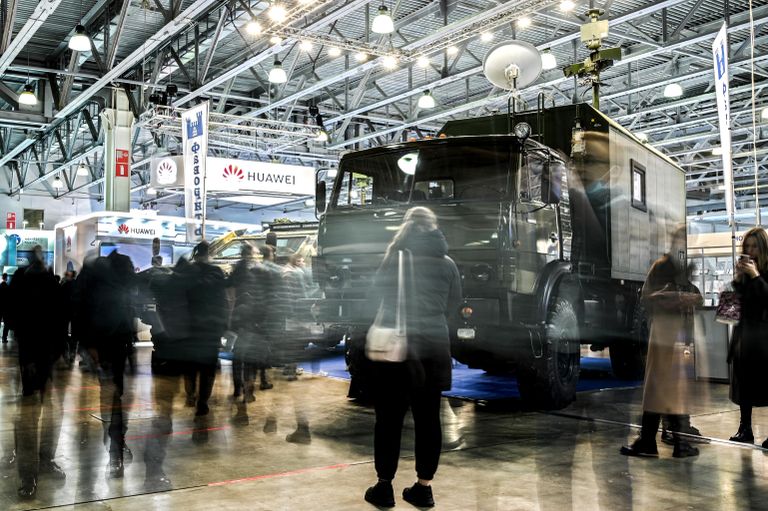 Посетители на Международной выставке Интерполитех-2021 в МВЦ Крокус Экспо в Москве Посетители на Международной выставке Интерполитех-2021 в МВЦ Крокус Экспо в Москве