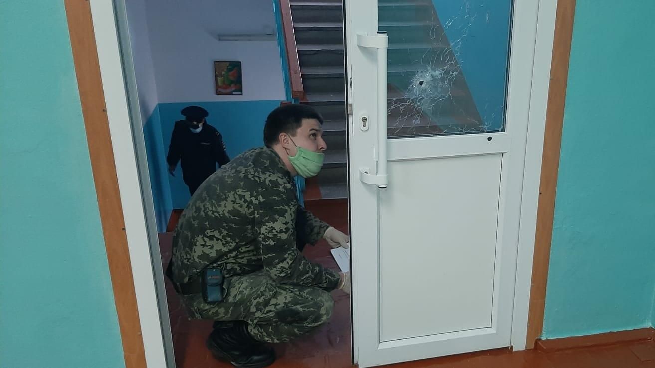 На месте стрельбы в школе Октябрьского района Пермского края На месте стрельбы в школе Октябрьского района Пермского края - РИА Новости, 1920, 19.10.2021