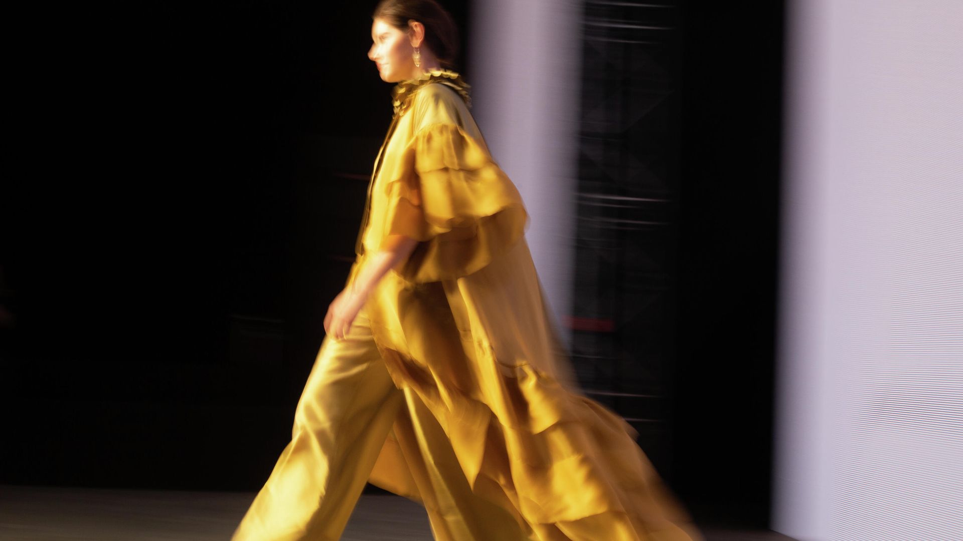 Модели демонстрируют одежду на Mercedes-Benz Fashion Week Russia Модели демонстрируют одежду на Mercedes-Benz Fashion Week Russia - РИА Новости, 1920, 19.10.2021