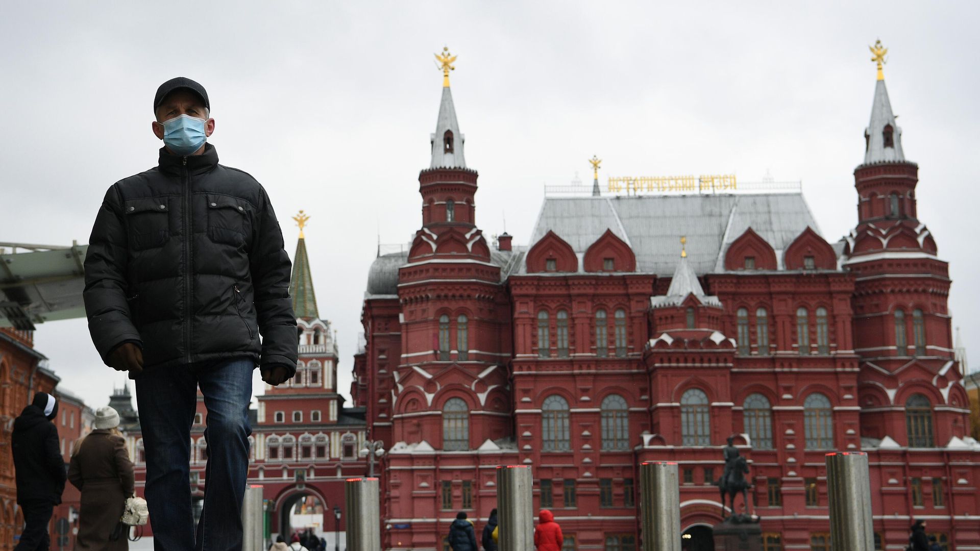 Прохожий на Манежной площади в Москве Прохожий на Манежной площади в Москве - РИА Новости, 1920, 21.10.2021