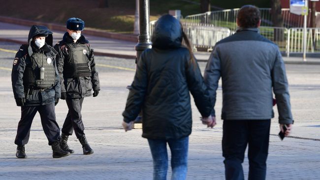 Сотрудники полиции в масках на Манежной площади в Москве