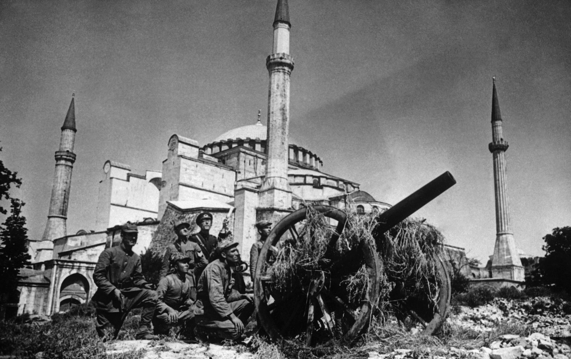 Замаскированная пушка возле мечети в Стамбуле, Турция. 1939 год Замаскированная пушка возле мечети в Стамбуле, Турция. 1939 год - РИА Новости, 1920, 19.10.2021