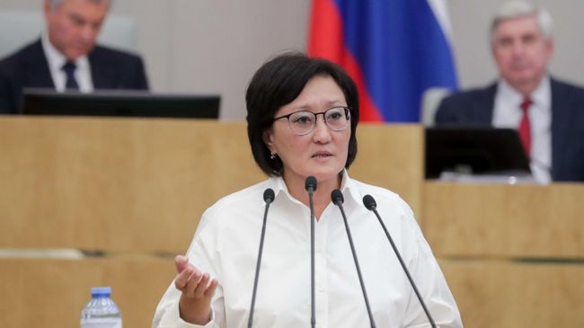 Сардана Авксентьева выступает на пленарном заседании Государственной Думы РФ