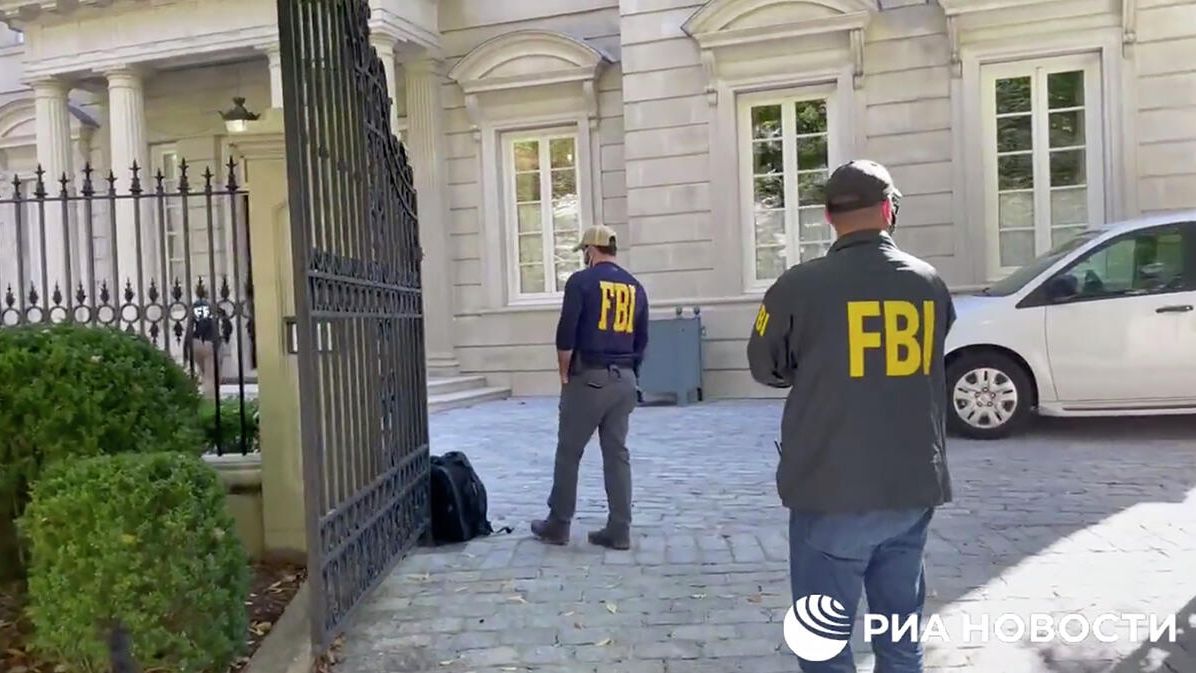 Агенты ФБР у дома Олега Дерипаски в Вашингтоне. Кадр видео Агенты ФБР у дома Олега Дерипаски в Вашингтоне. Кадр видео - РИА Новости, 1920, 19.10.2021