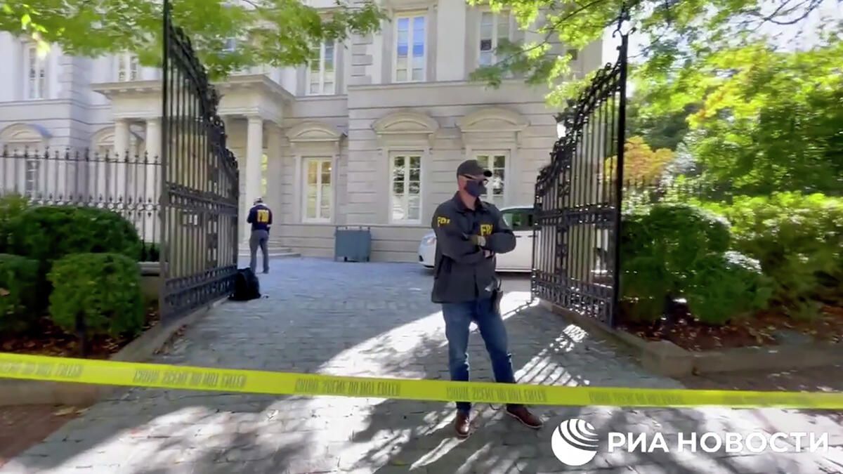 Агенты ФБР у дома Олега Дерипаски в Вашингтоне. Кадр видео Агенты ФБР у дома Олега Дерипаски в Вашингтоне. Кадр видео - РИА Новости, 1920, 25.04.2022