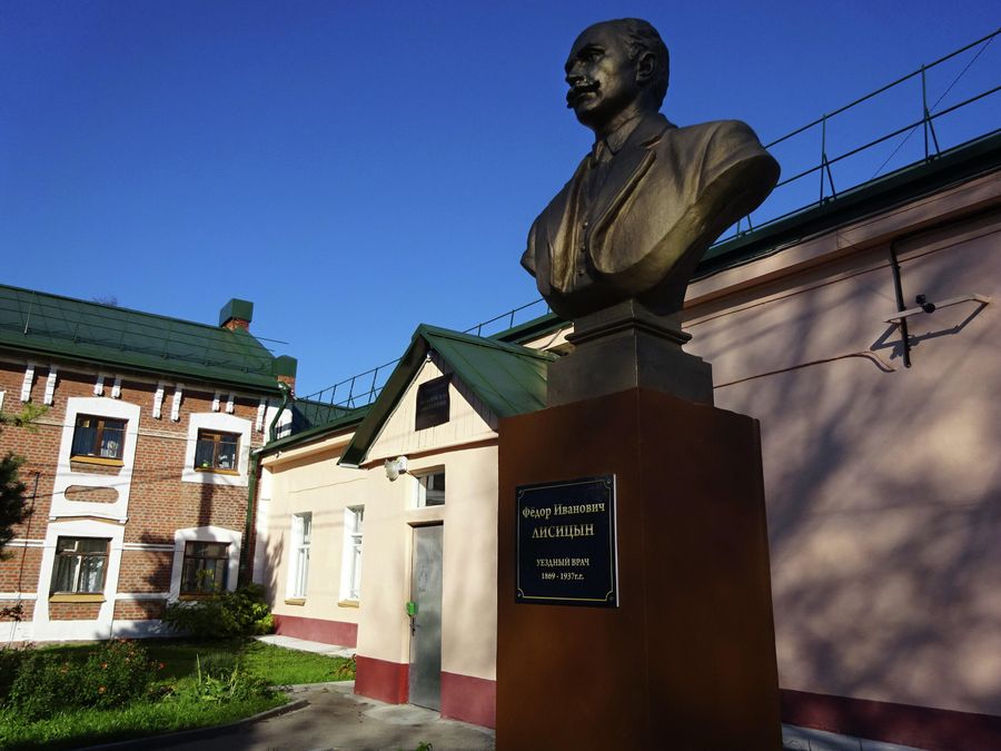 Земская больница, памятник основателю - Фёдору Лисицыну Земская больница, памятник основателю - Фёдору Лисицыну