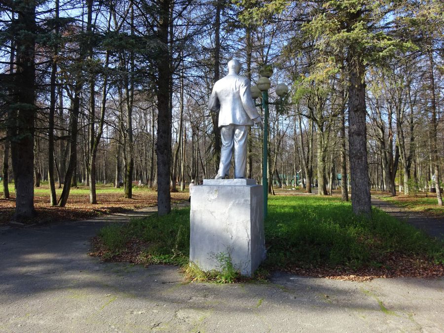 Санаторий Краинка. Памятник Ленин идет с процедур, вид от лечебного корпуса Санаторий Краинка. Памятник Ленин идет с процедур, вид от лечебного корпуса