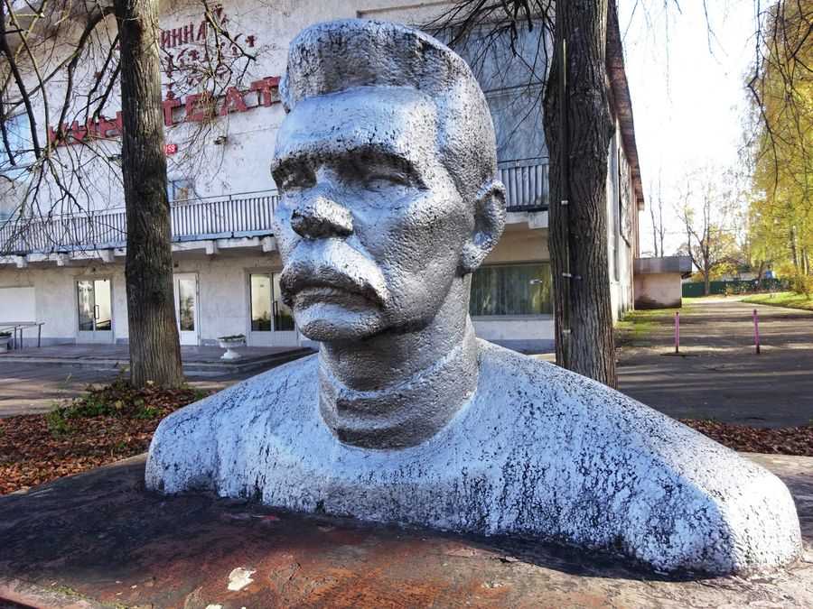 Санаторий Краинка, бюст Горького и кинотеатр Санаторий Краинка, бюст Горького и кинотеатр