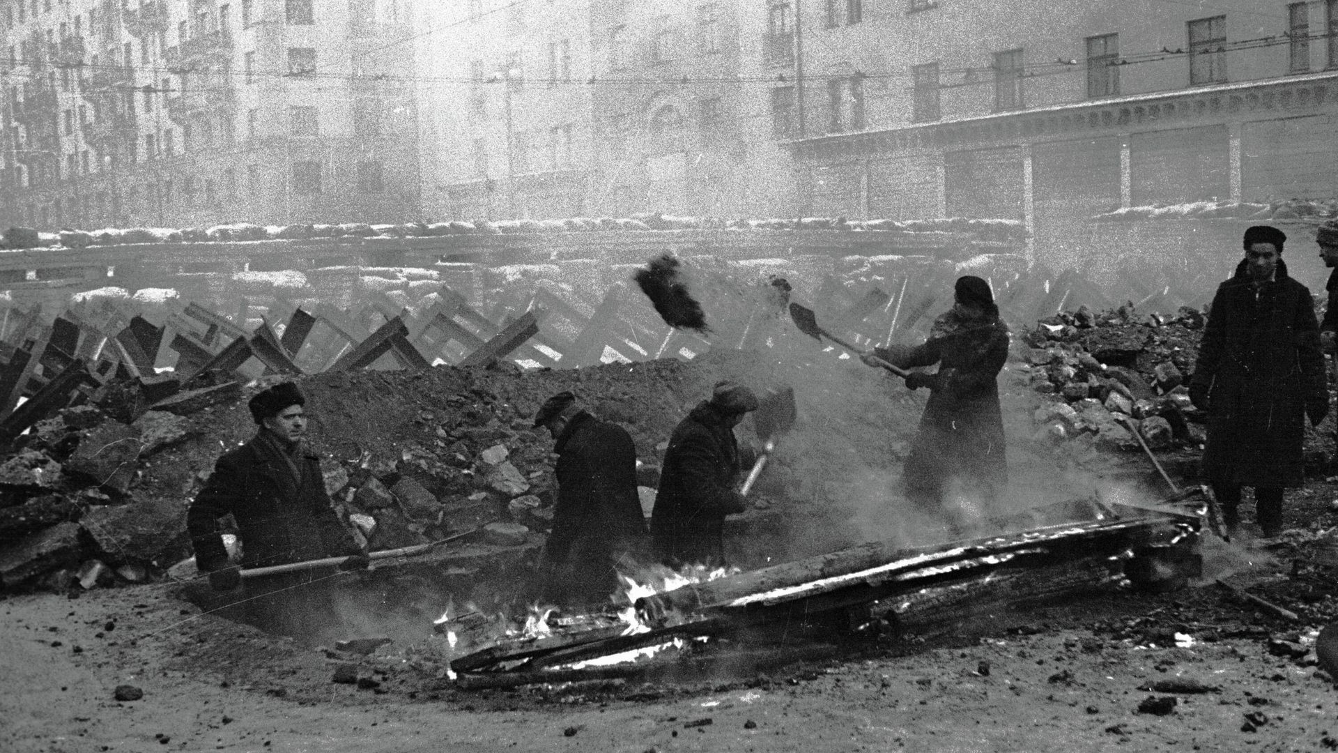 Москвичи строят противотанковые укрепления Москвичи строят противотанковые укрепления - РИА Новости, 1920, 20.10.2021