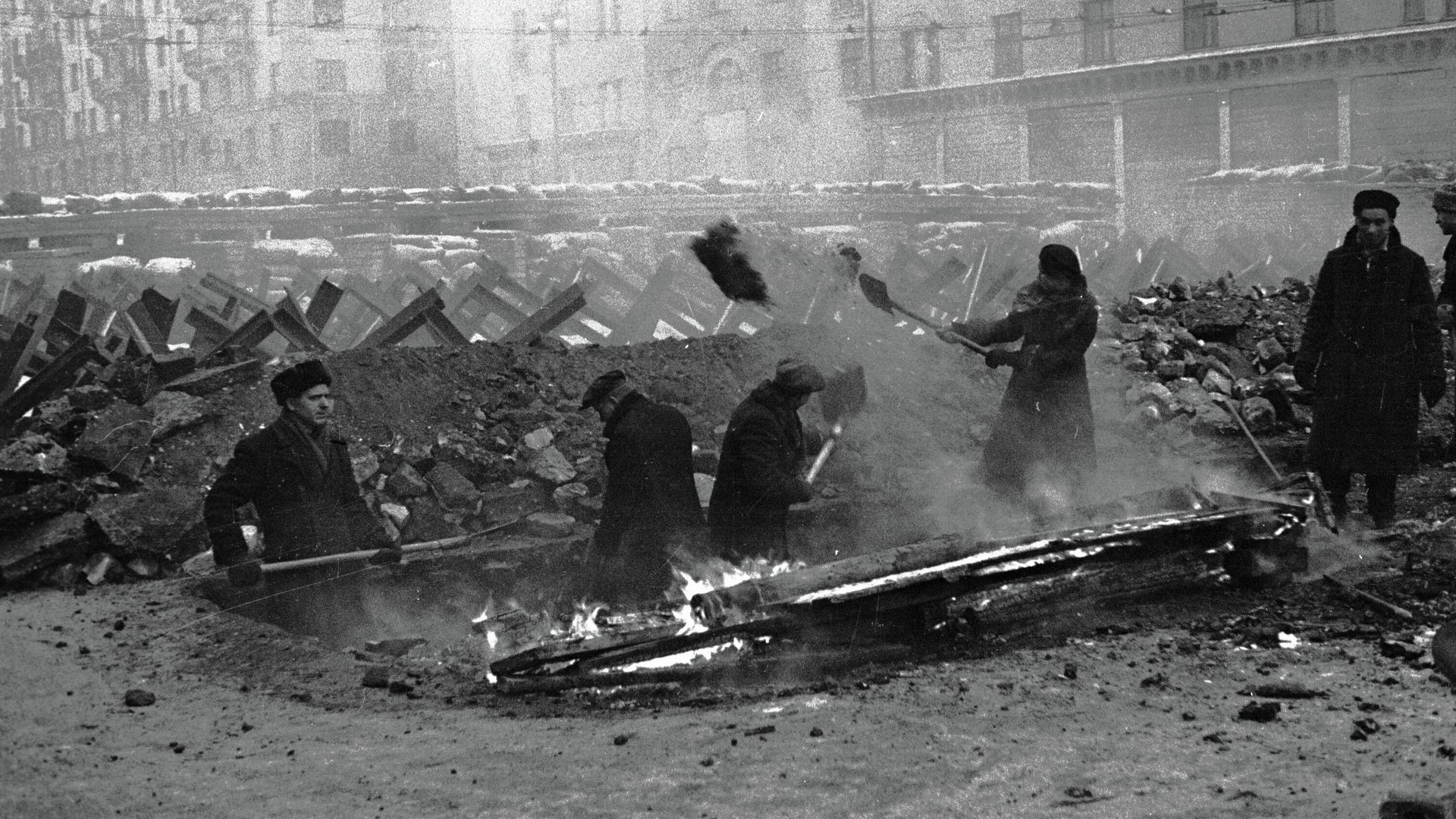Москвичи строят противотанковые укрепления Москвичи строят противотанковые укрепления - РИА Новости, 1920, 20.10.2021