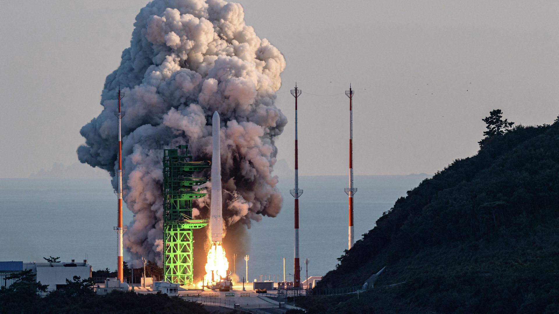 Запуск ракеты-носителя Нури (KSLV-II) в Южной Корее Запуск ракеты-носителя Нури (KSLV-II) в Южной Корее - РИА Новости, 1920, 21.10.2021