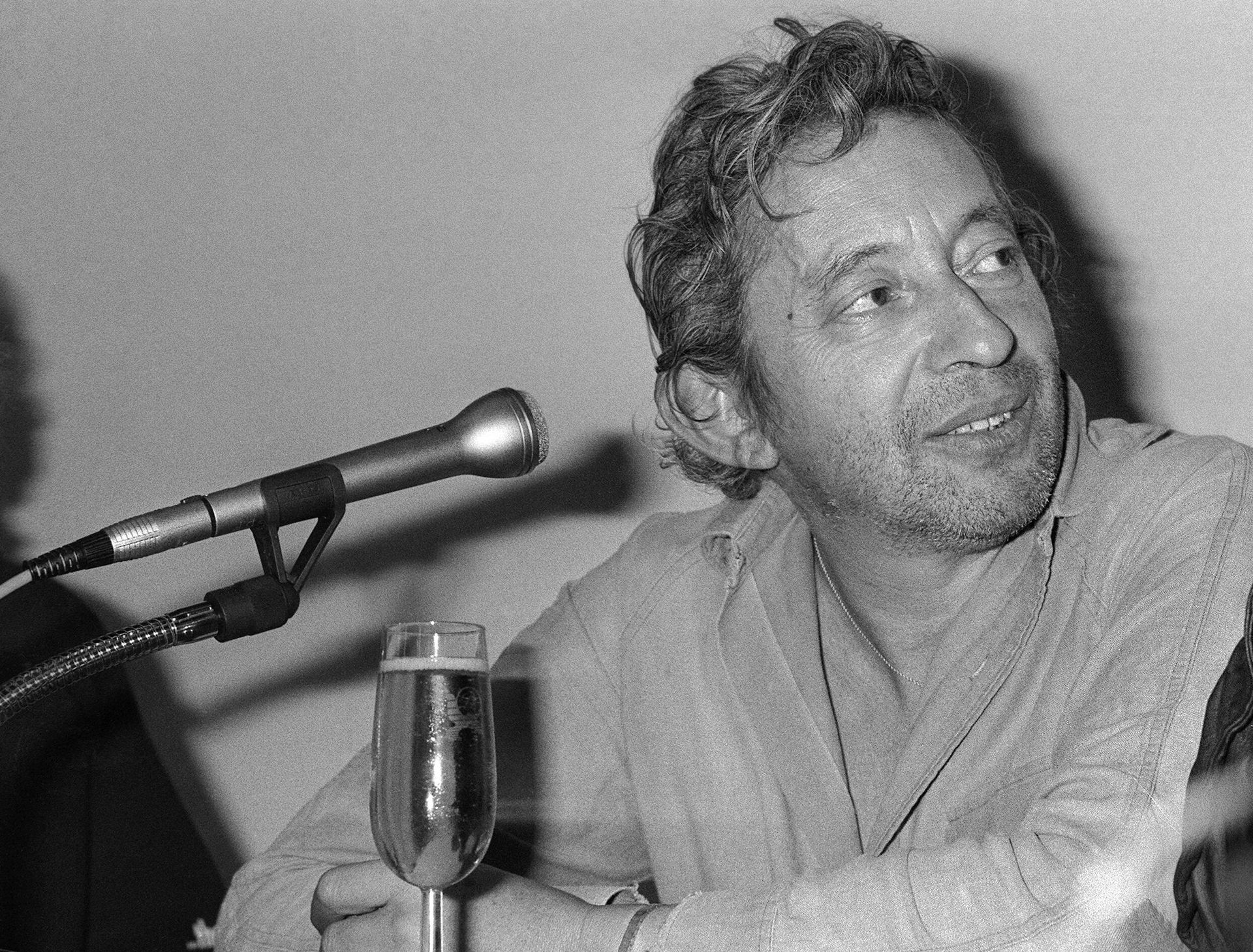 Французский поэт, актер и режиссер Серж Генсбур Французский поэт, актер и режиссер Серж Генсбур - РИА Новости, 1920, 21.10.2021