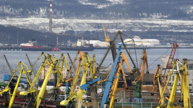 Портальные краны Мурманского морского торгового порта