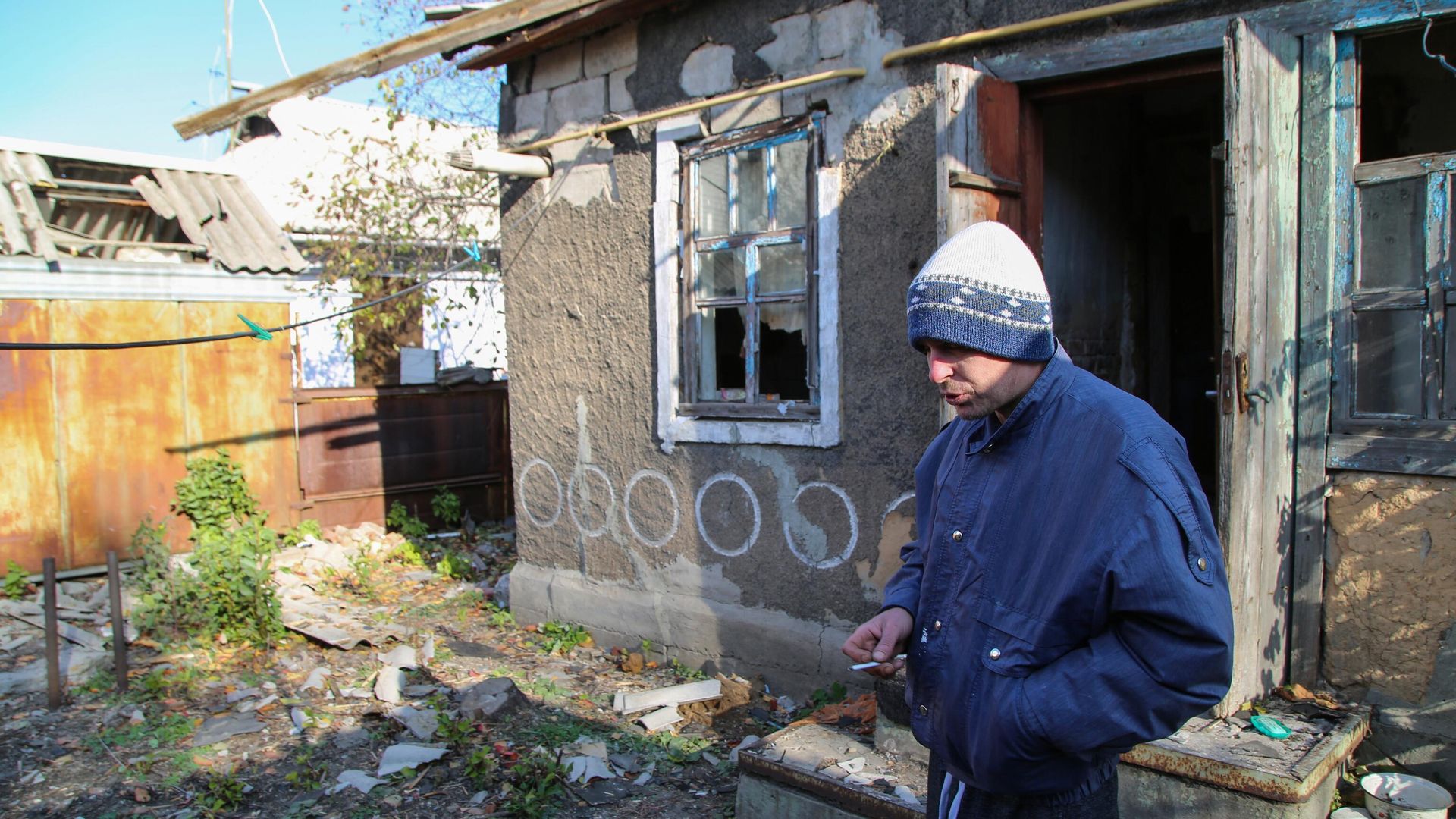 42-летний житель Донецка у своего дома на улице Дружбы, в крышу которого попал снаряд 42-летний житель Донецка у своего дома на улице Дружбы, в крышу которого попал снаряд - РИА Новости, 1920, 10.11.2021