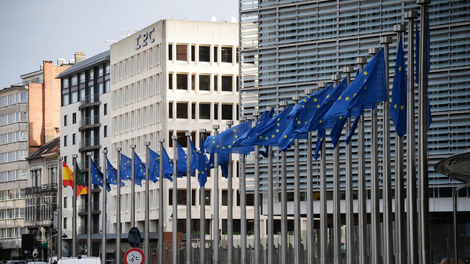 Флаги Евросоюза возле здания штаб-квартиры Европейского парламента в Брюсселе - РИА Новости, 1920, 10.03.2022