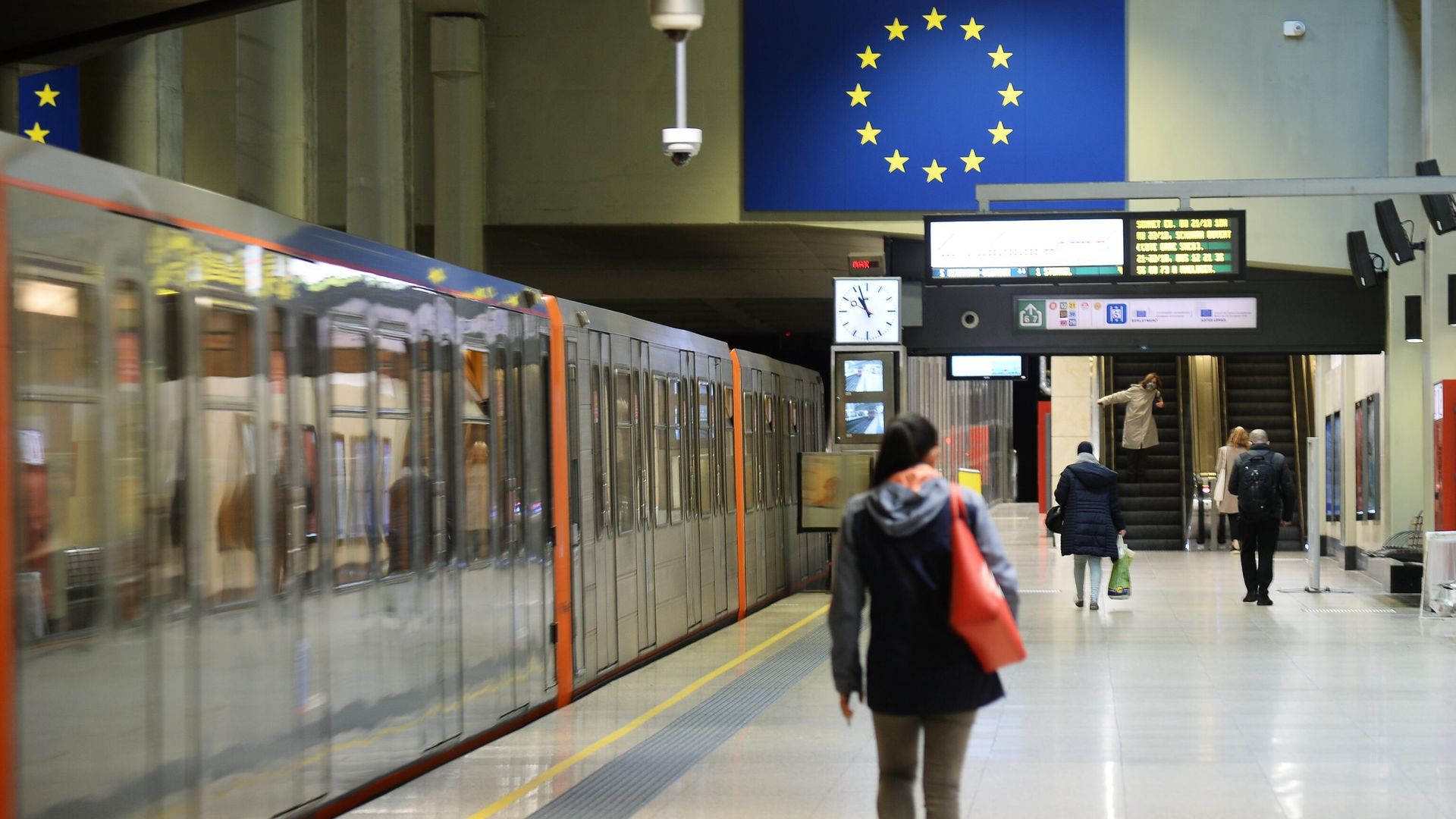 Девушка на станции метро Шуман в Брюсселе Девушка на станции метро Шуман в Брюсселе - РИА Новости, 1920, 18.01.2024
