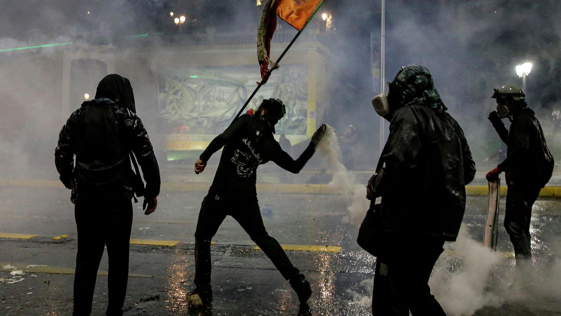 Столкновение с полицией во время акции протеста во вторую годовщину гражданского восстания против социального неравенства в Сантьяго, Чили Столкновение с полицией во время акции протеста во вторую годовщину гражданского восстания против социального неравенства в Сантьяго, Чили - РИА Новости, 1920, 11.04.2025