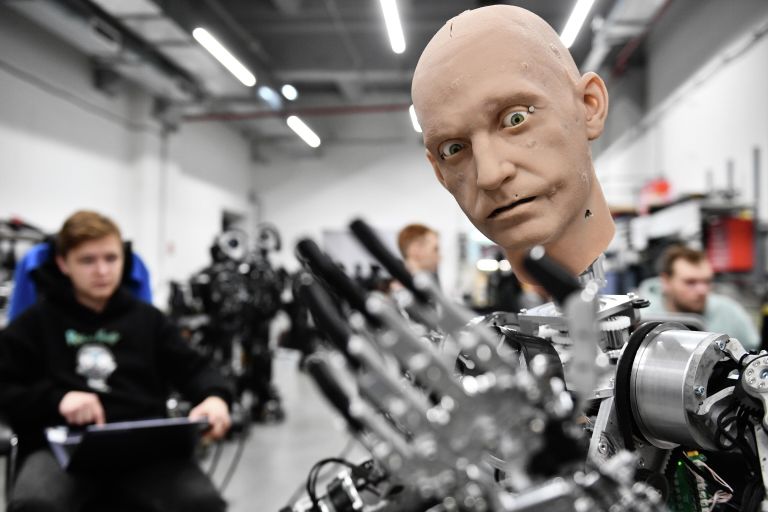 Сборка и отладка человекоподобного робота Robo-C в цехе компании по производству роботов Промобот в Перми Сборка и отладка человекоподобного робота Robo-C в цехе компании по производству роботов Промобот в Перми