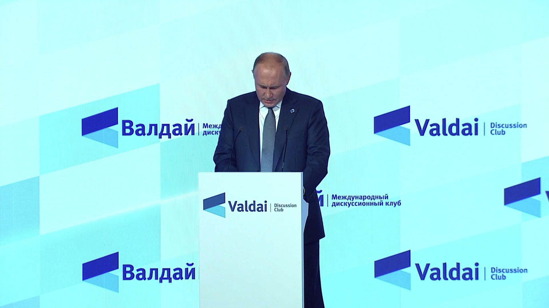 Совершенная фантасмагория – Путин о дискуссиях про права мужчин и женщин в европейских странах Совершенная фантасмагория – Путин о дискуссиях про права мужчин и женщин в европейских странах - РИА Новости, 1920, 21.10.2021