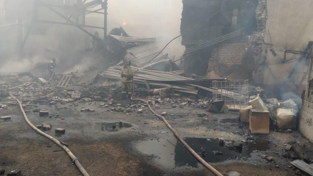 Сотрудники МЧС на месте пожара в пороховом цеху завода Эластик в Рязанской области Сотрудники МЧС на месте пожара в пороховом цеху завода Эластик в Рязанской области - РИА Новости, 1920, 22.10.2021