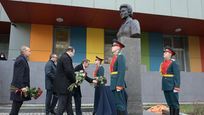 Сын советской разведчицы Надежды Викторовны Троян, кардиохирург Алексей Коротеев, председатель Московской городской думы Алексей Шапошников, посол Республики Беларусь Вадим Сенюта и председатель РИО, директор Службы внешней разведки РФ Сергей Нарышкин во время церемонии возложения цветов на открытии памятника-бюста советской разведчице Троян 