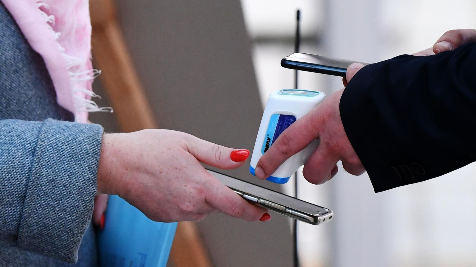 Проверка наличия у посетителей QR-кодов на входе в торговый центр Проверка наличия у посетителей QR-кодов на входе в торговый центр - РИА Новости, 1920, 29.10.2021