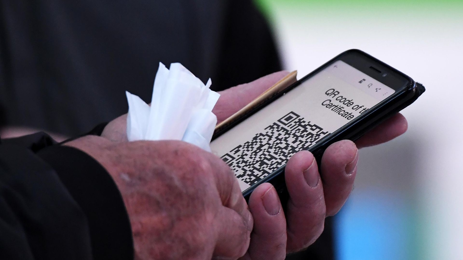 Посетитель предъявляет QR-код на входе в торговый центр Посетитель предъявляет QR-код на входе в торговый центр - РИА Новости, 1920, 29.10.2021