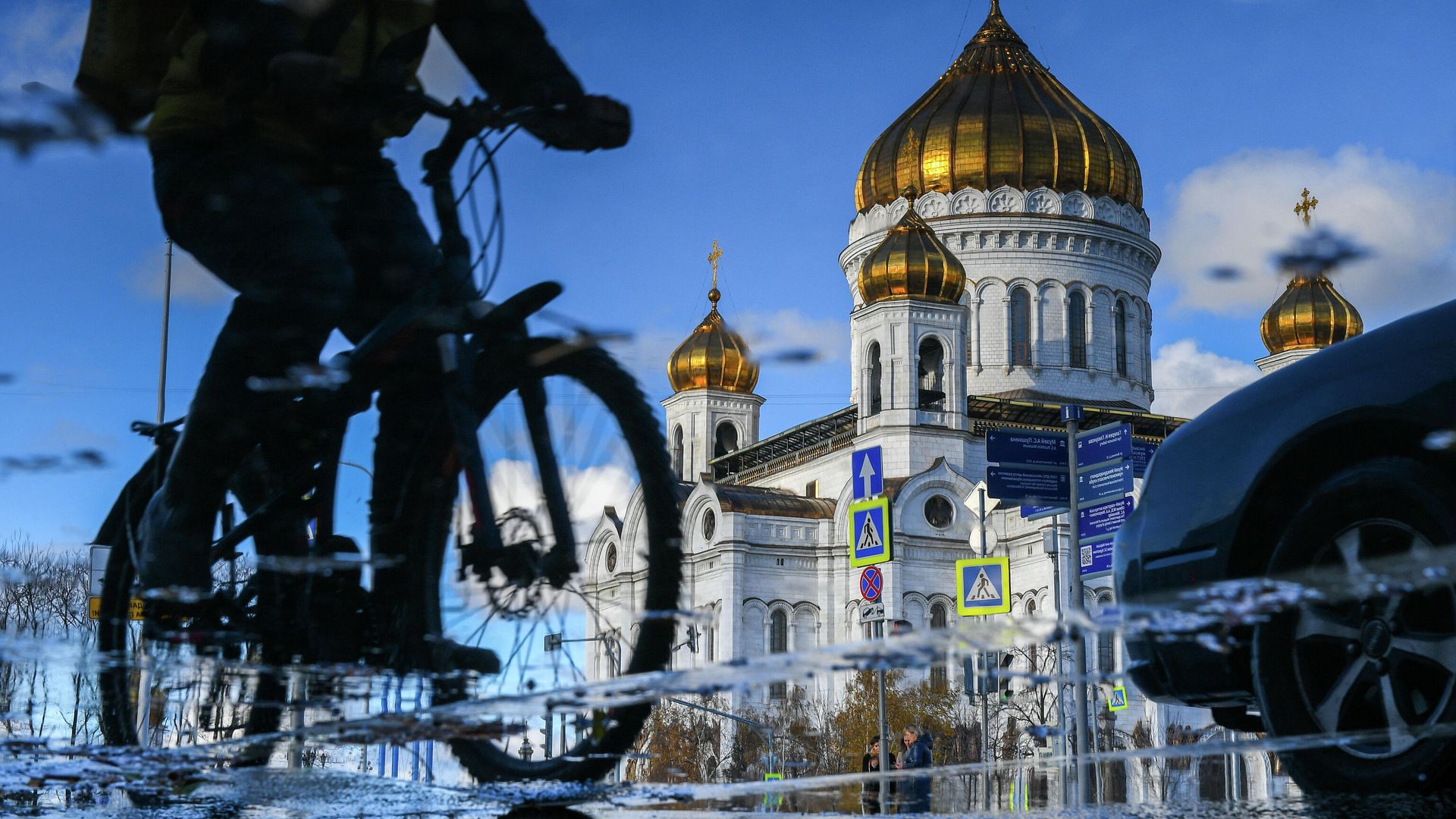 Велосипедист рядом с храмом Христа Спасителя в Москве Велосипедист рядом с храмом Христа Спасителя в Москве - РИА Новости, 1920, 14.04.2023