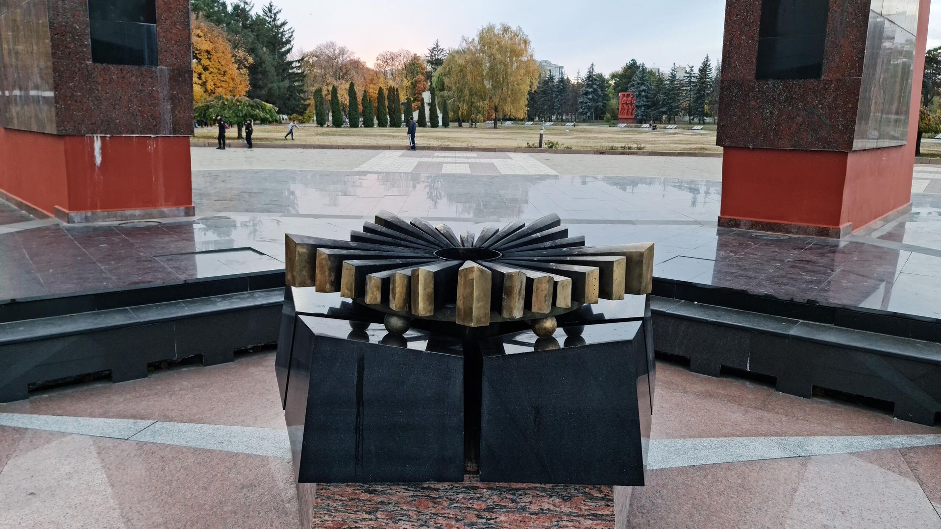 Погашенный Вечный огонь в мемориальном комплексе Вечность в Кишиневе Погашенный Вечный огонь в мемориальном комплексе Вечность в Кишиневе - РИА Новости, 1920, 22.10.2021