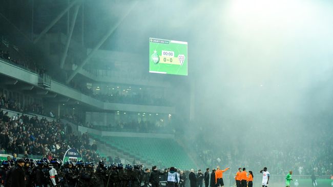 Судьи и репортеры на прерванном матче Сент-Этьена в Лиге 1