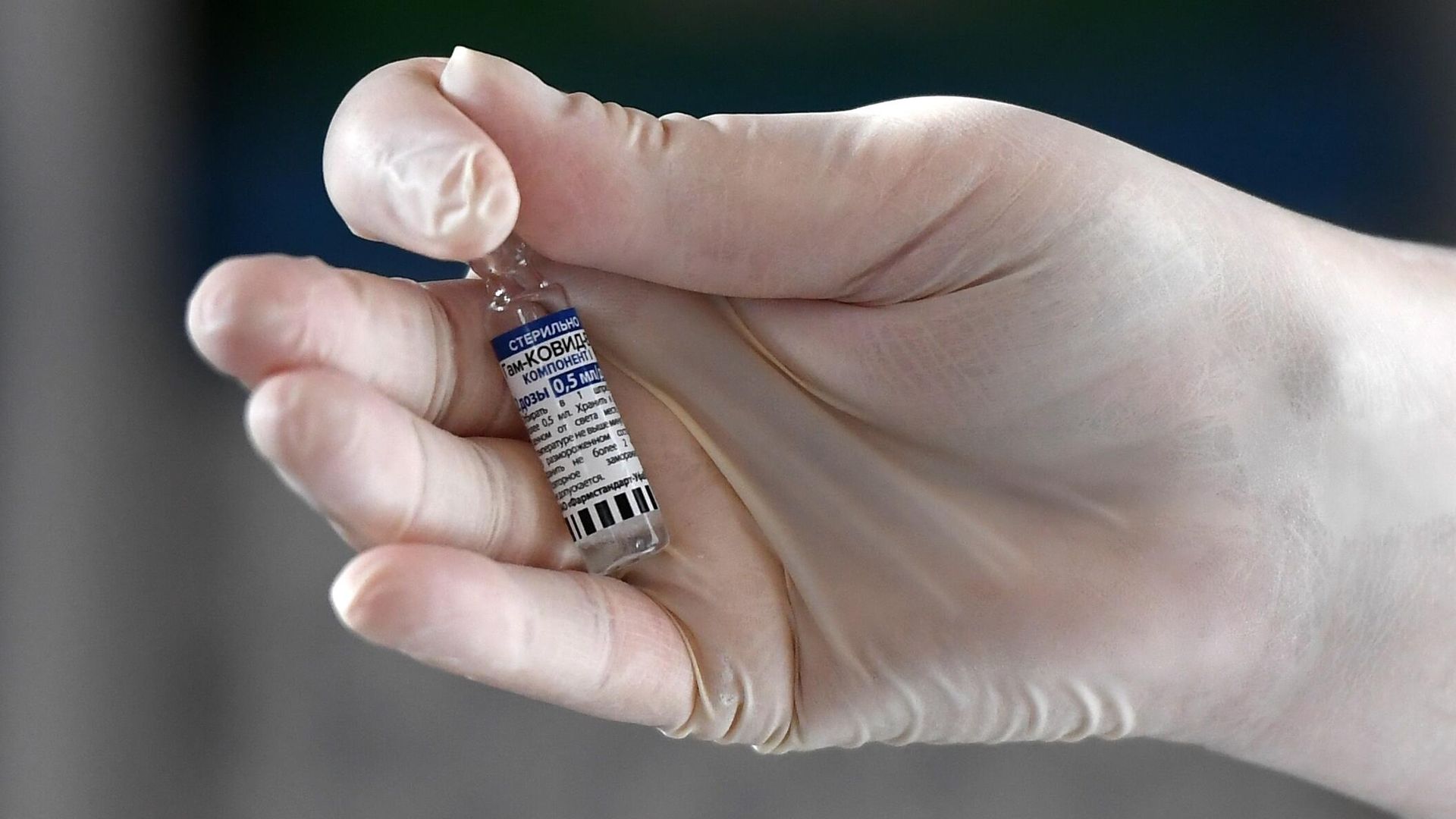 Медицинский работник держит в руках ампулу с вакциной Гам-Ковид-Вак от COVID-19 Медицинский работник держит в руках ампулу с вакциной Гам-Ковид-Вак от COVID-19 - РИА Новости, 1920, 21.06.2022